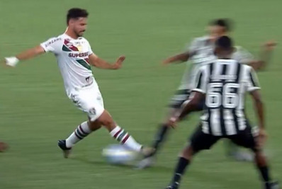 Textor reclama de não expulsão de Martinelli em vitória do Botafogo: 'Fácil'