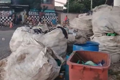 Moradores denunciam calçada repleta de sacolas de reciclagem na Estrada Nelore, em Cabo Frio