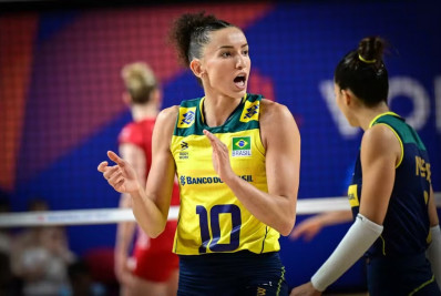 Técnico da Polônia exalta a ponteira Gabi: 'Filha do deus do vôlei'