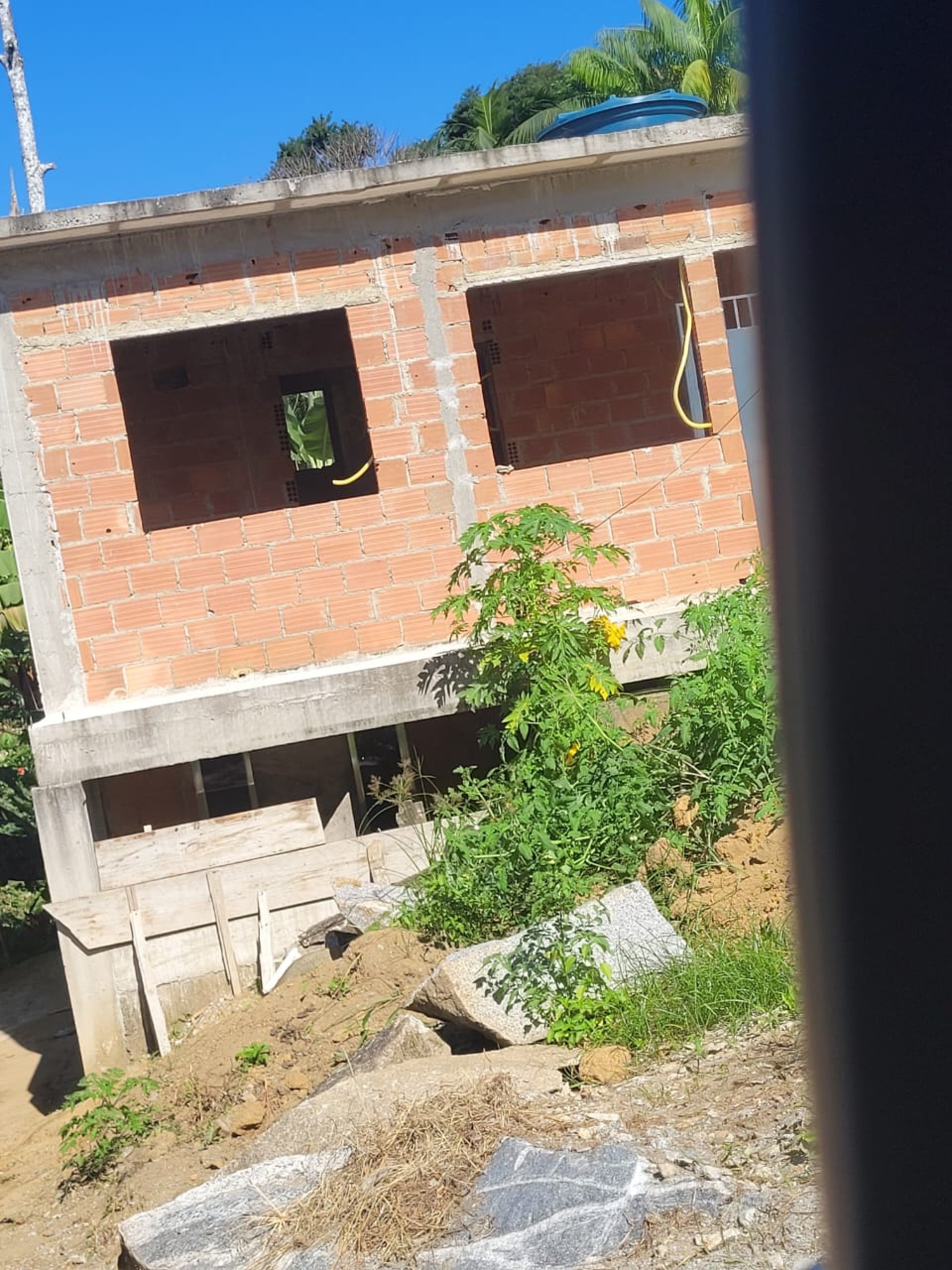 No terreno além de madeiras cortadas policiais encontraram uma construção - Divulgação/Disque Denúncia