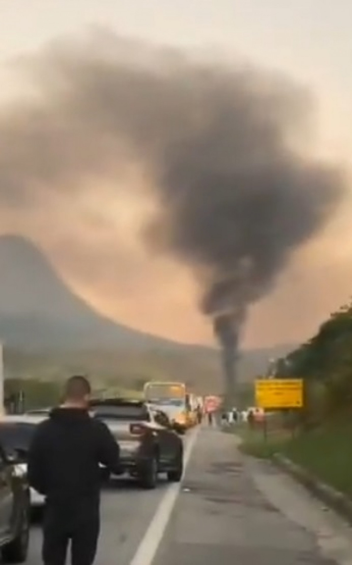 Caminhão tombou, pegou fogo e depois atingiu dois carros, na altura de Rio Bonito - Reprodução/Redes Sociais