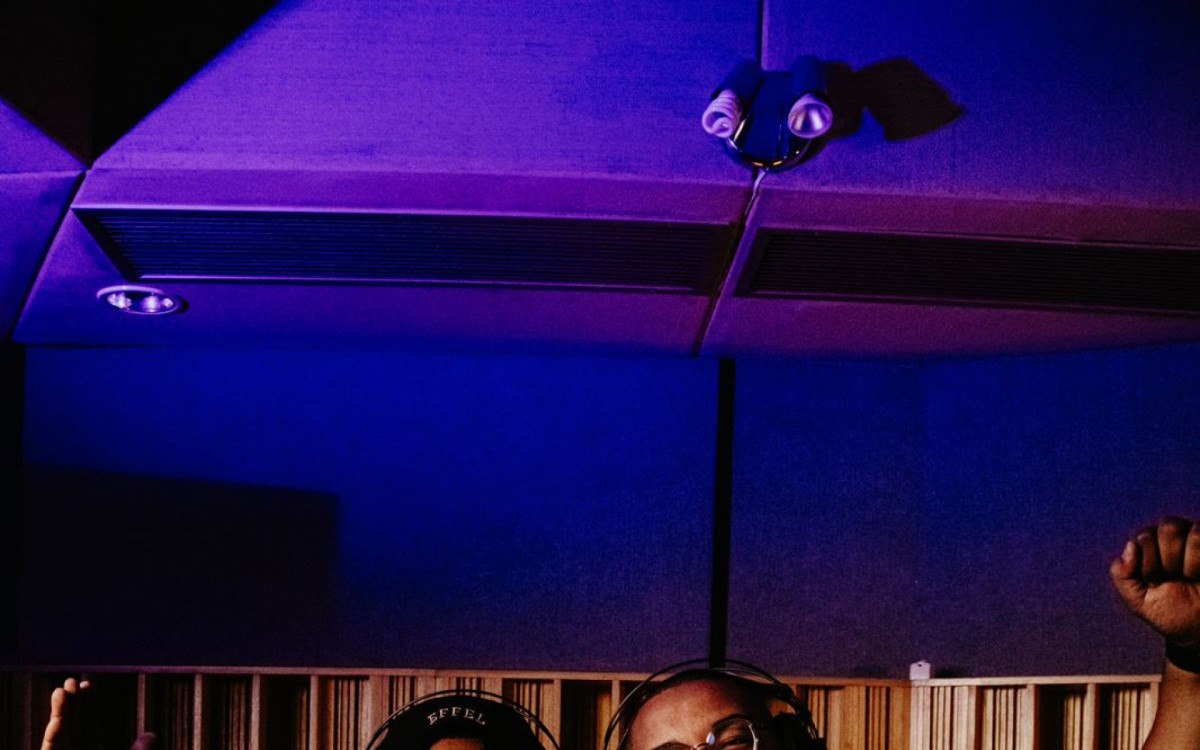 Cesinha e cantor Tiee, em estúdio - Divulgação