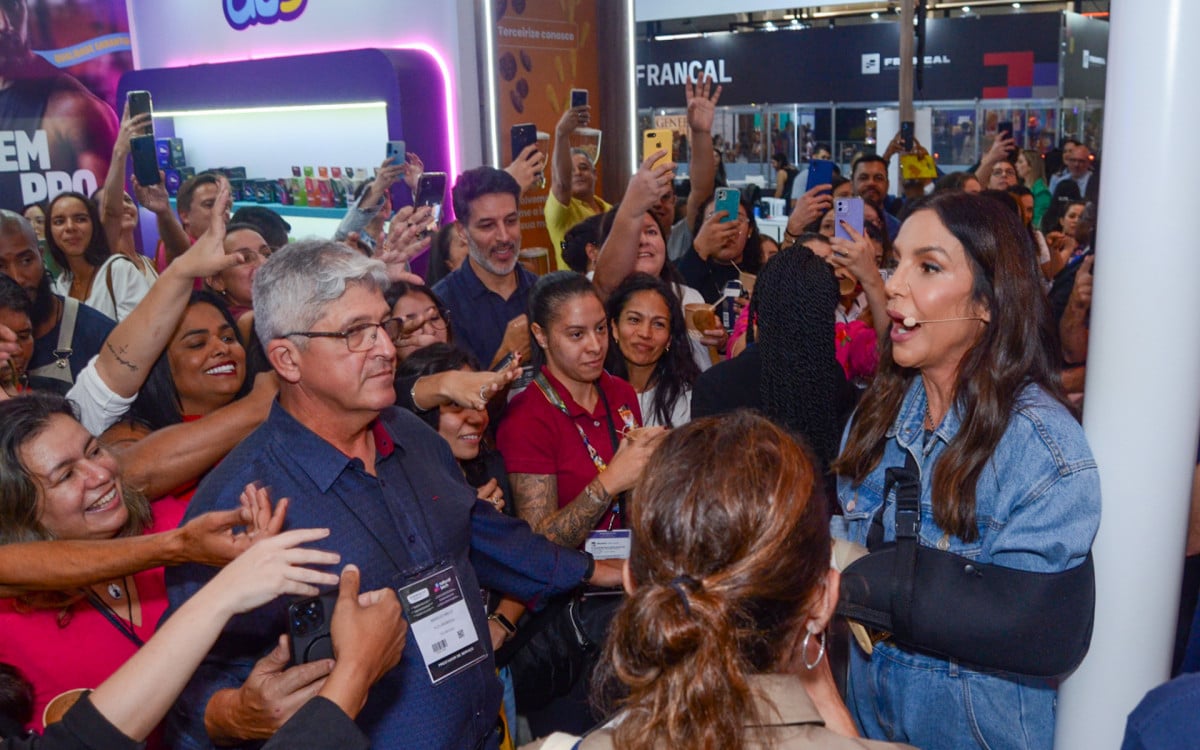 Ivete Sangalo fala com fãs em evento de produtos orgânicos em São Paulo - Araujo / AgNews