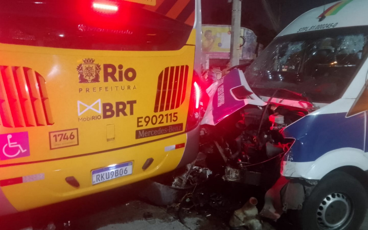 Van atingiu BRT após avançar sinal em cruzamento de Curicica