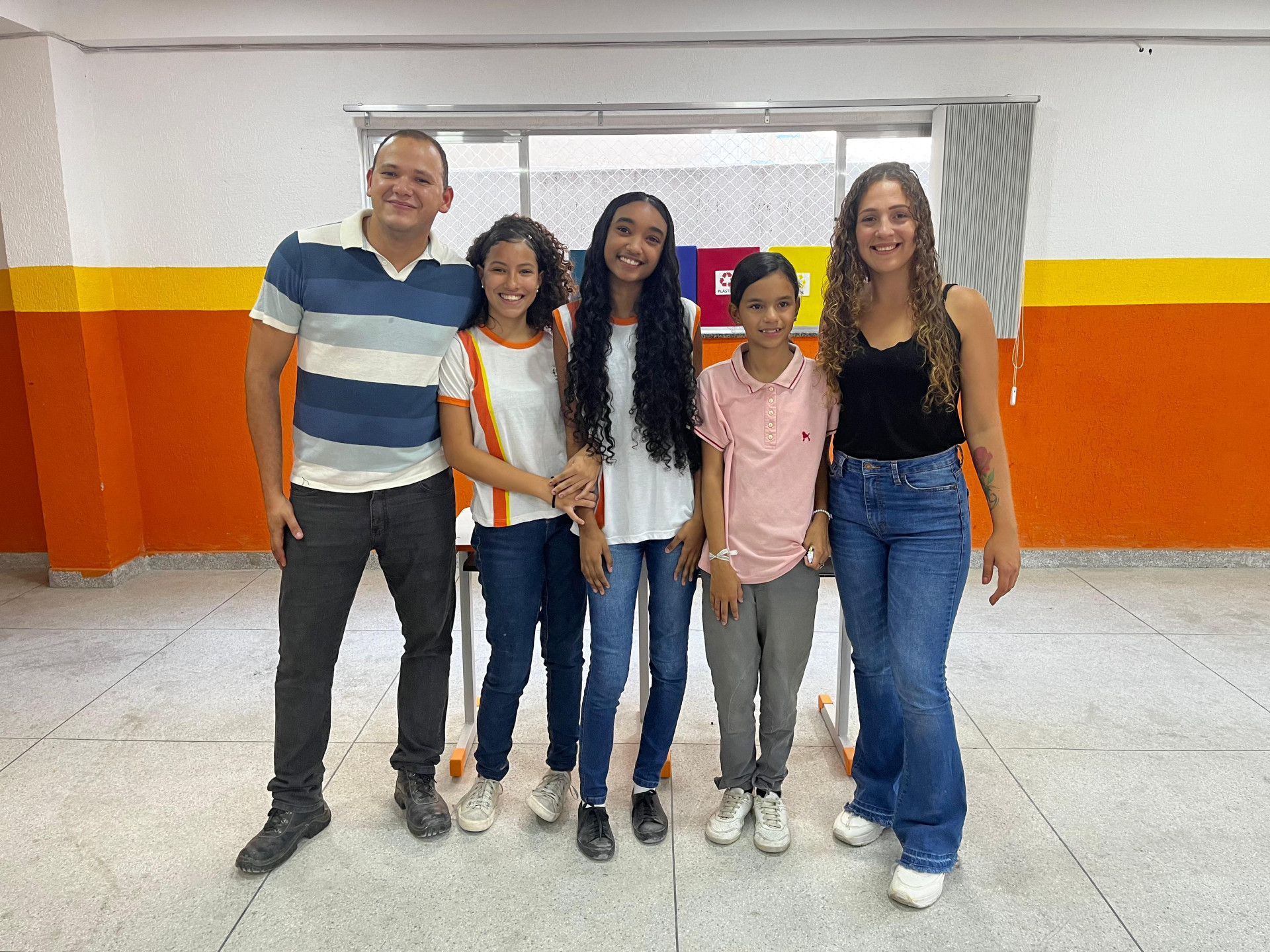 Diretor da escola David, Maria Eduarda, a vencedora Kamilly, Nichollyh e ouvidora geral Joice Bigatti - Henrique Gomes/PMBR