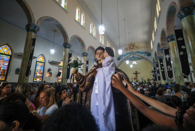 Fotos! Festas de Santo Antônio enchem catedrais na Baixada e convento no Rio