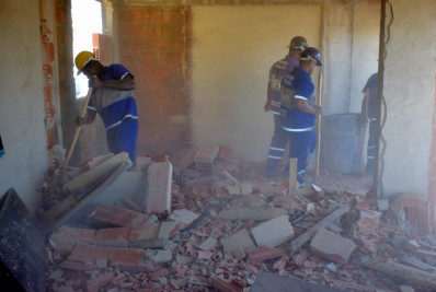 Prédio irregular é demolido em condomínio com histórico de acidentes na Muzema