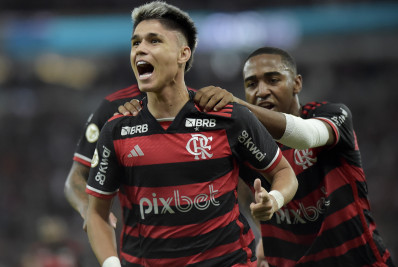 Flamengo supera desfalques e vence o Grêmio com gols de Luiz Araújo