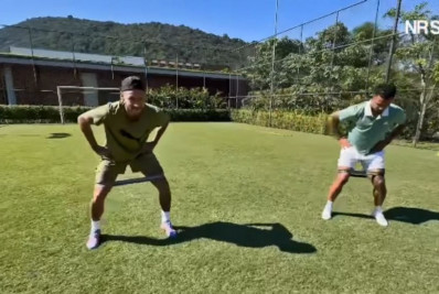 Neymar treina ao lado de Gabriel Jesus durante férias