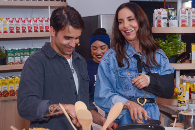 Ivete Sangalo aparece de tipoia, avisa que está tudo bem e cozinha ao lado do marido em evento