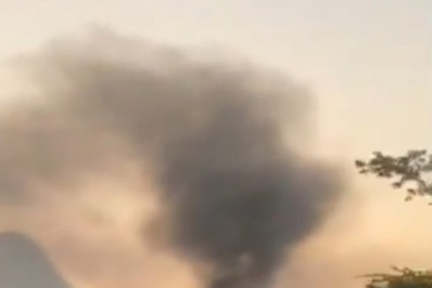 Caminhão tomba, atinge dois carros e deixa feridos na Via Lagos