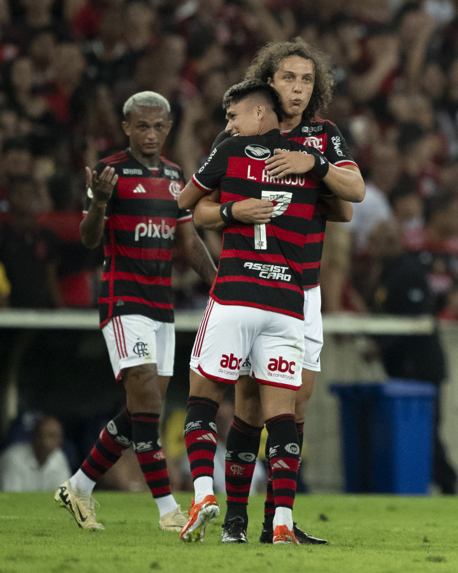 Luiz Araújo é abraçado por David Luiz: camisa 7 entrou na vaga de Igor Jesus e mudou a história do jogo  - JORGE RODRIGUES/AGIF/ESTADÃO CONTEÚDO