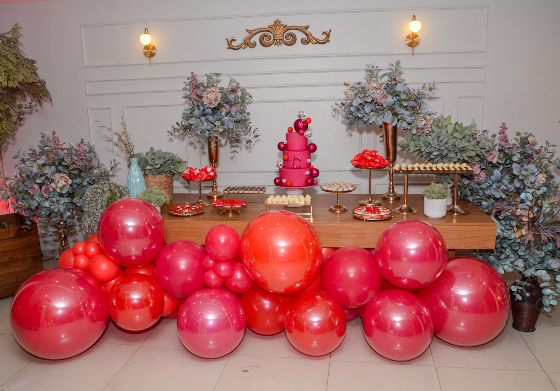 Camila Moura comemora aniversário com tema de Dia dos Namorados - Araujo / Agnews