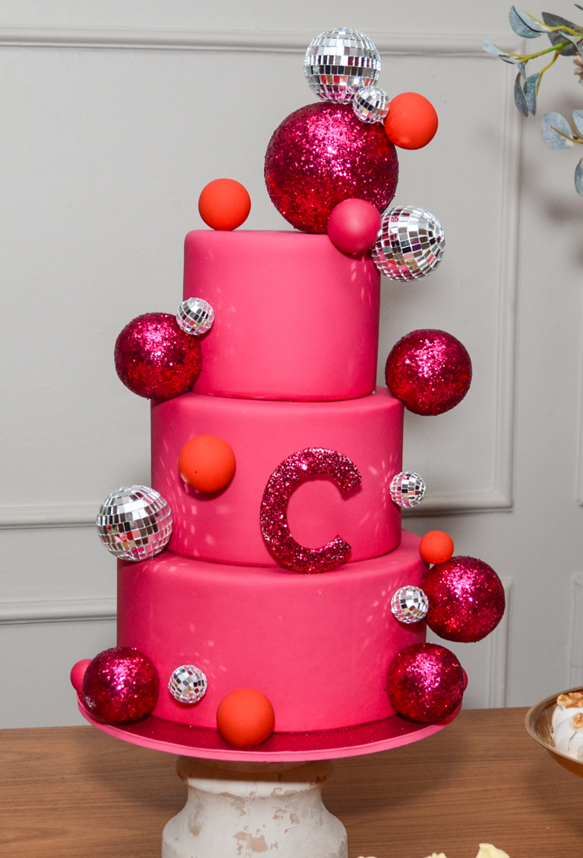 Camila Moura comemora aniversário com tema de Dia dos Namorados - Araujo / Agnews