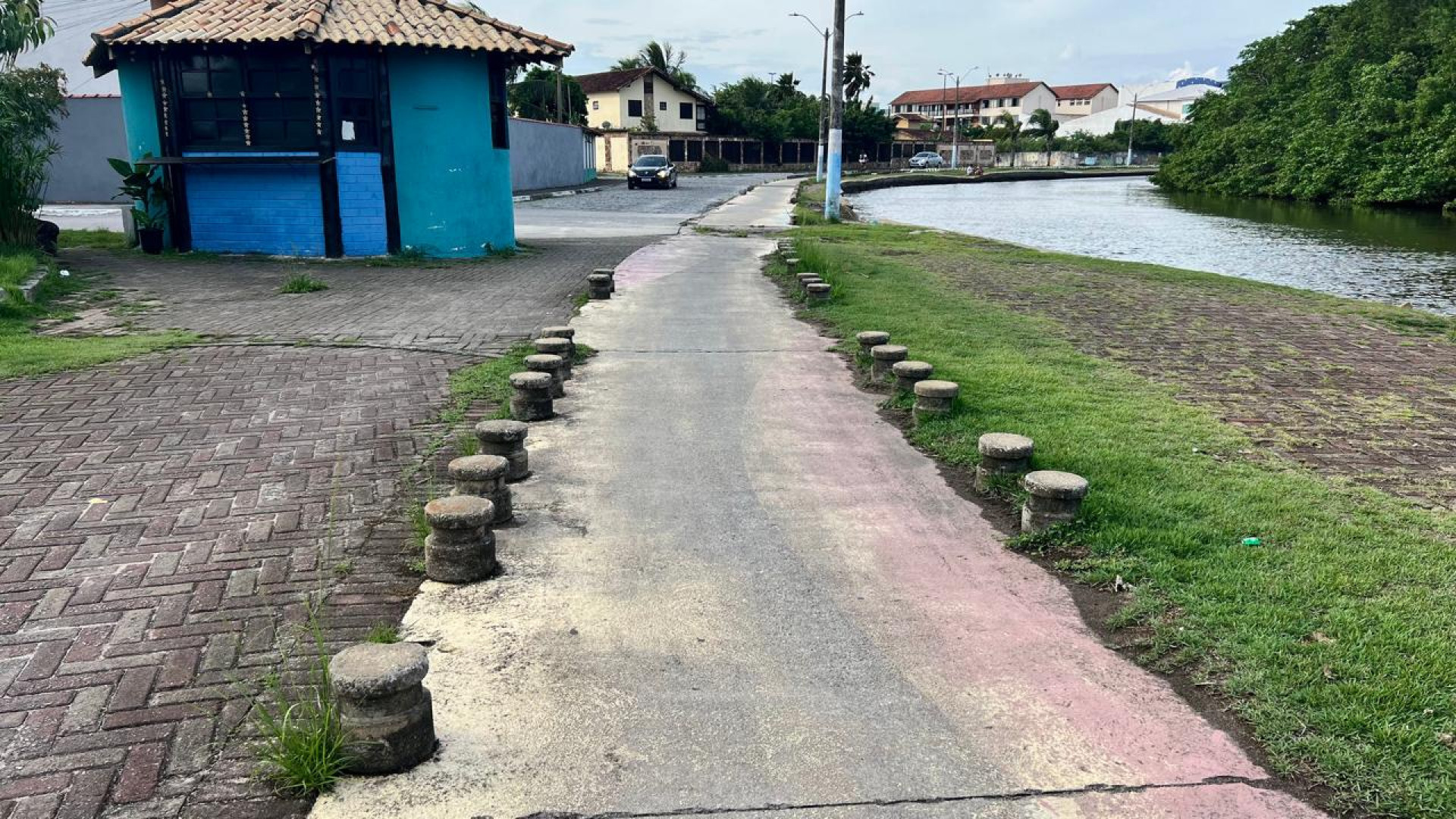 Falta de manuten&ccedil;&atilde;o &eacute; evidente: buracos, falta de pintura e piso irregular tornam o tr&aacute;fego perigoso para ciclistas e pedestres - Foto: Douglas Smmithy