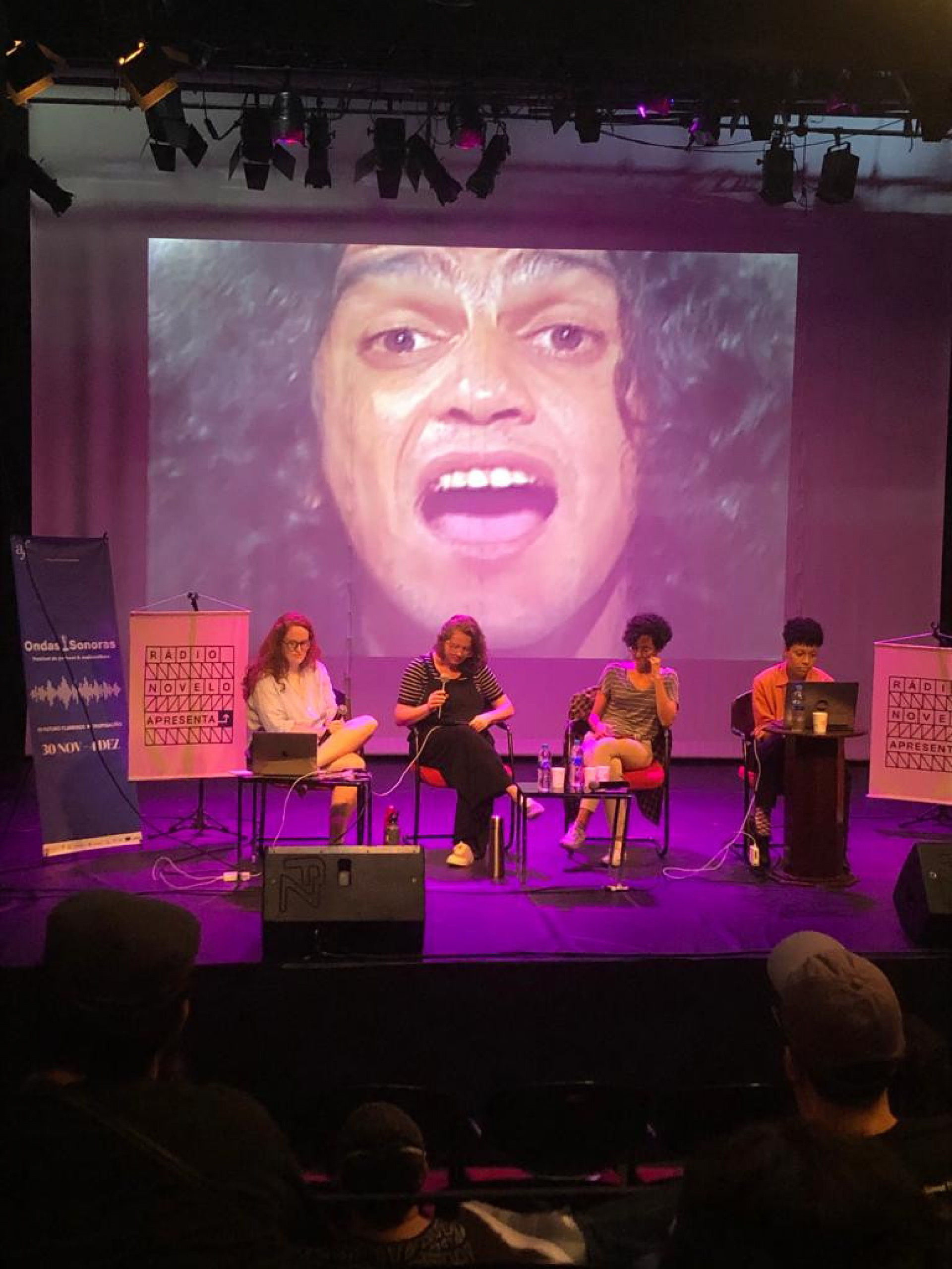 Podcast Rádio Novelo Apresenta ganha versão impressa em plaquetes - Divulgação