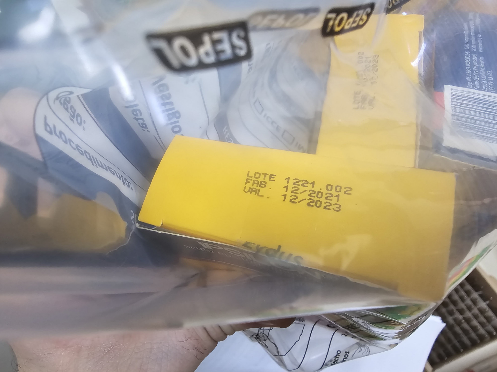 Durante a ação, os agentes encontraram remédios vencidos  - Divulgação / Polícia Civil 