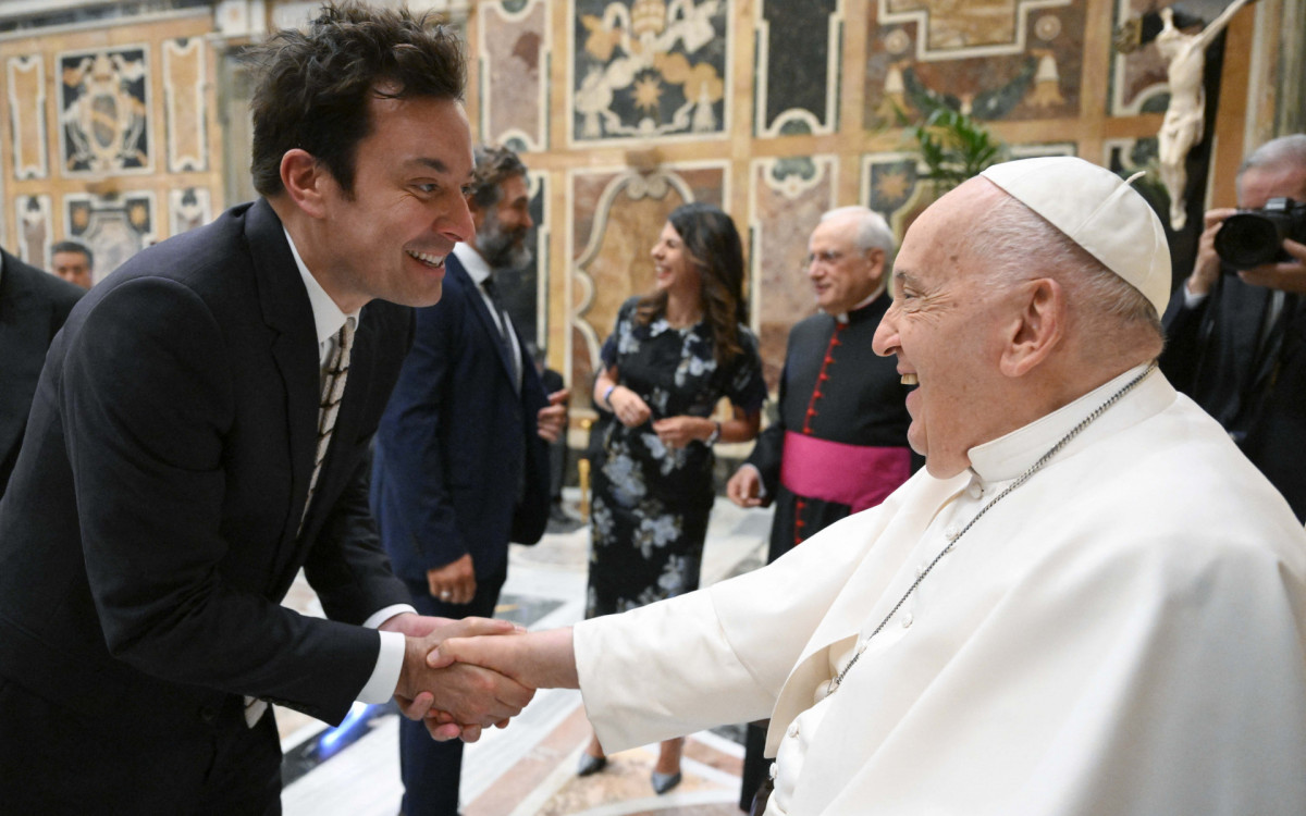 Jimmy Fallon, apresentador norte-americano, cumprimenta o Papa Francisco