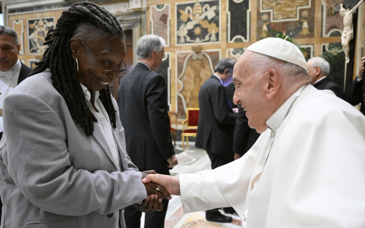 Whoopi Goldberg, atriz norte-americana, cumprimenta o Papa Francisco