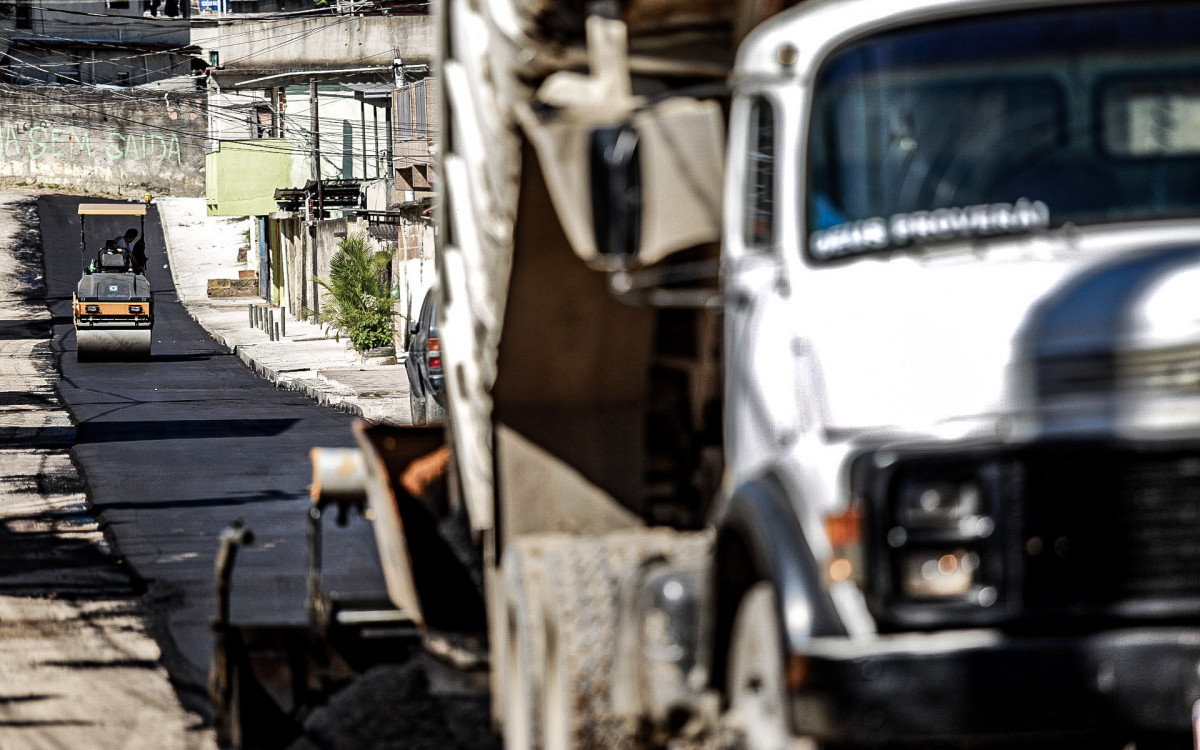 A Rua Águia Branca foi pavimentada, no Parque Suécia, que também está recebendo manutenção na iluminação pública