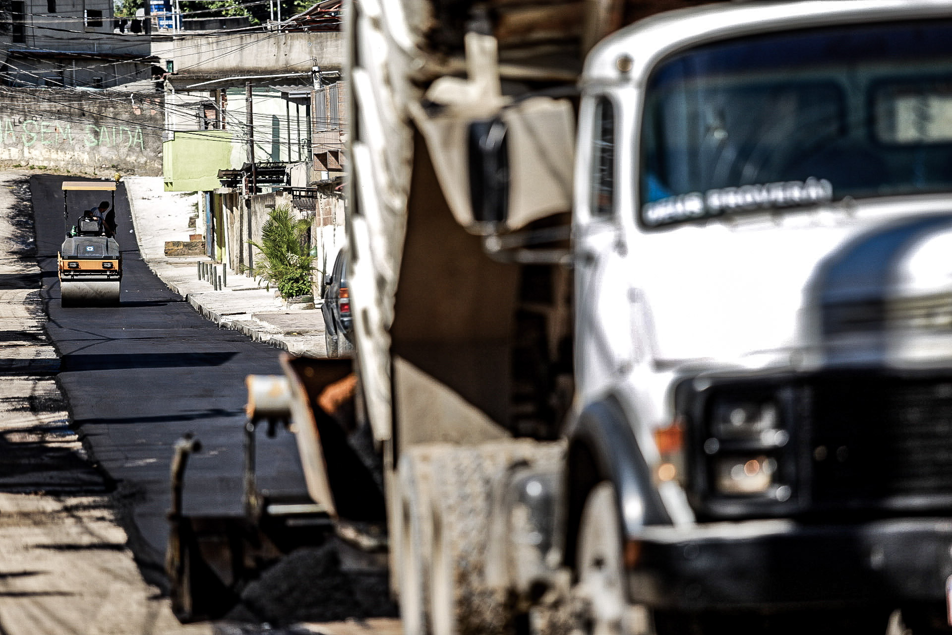 A Rua Águia Branca foi pavimentada, no Parque Suécia, que também está recebendo manutenção na iluminação pública - Rafael Barreto/PMBR