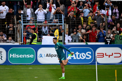 Torcedor invade treino de Portugal e abraça Cristiano Ronaldo