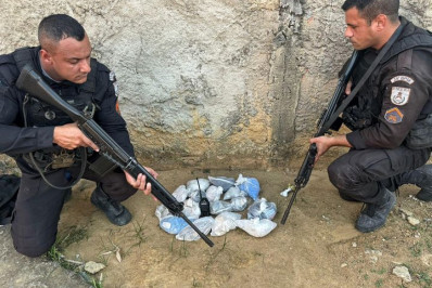 PM apreende grande quantidade de drogas com dois traficantes presos em Belford Roxo