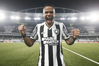 Vídeo: após renovação, Botafogo brinca com interesse do Cruzeiro em Júnior Santos