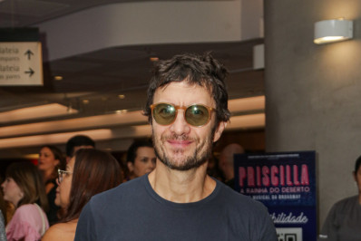 Gabriel Braga Nunes relembra fotos da infância ao lado da irmã