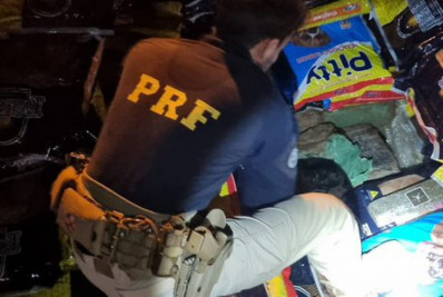 PRF encontra 7 toneladas de maconha sob carga de ração para cães no Paraná