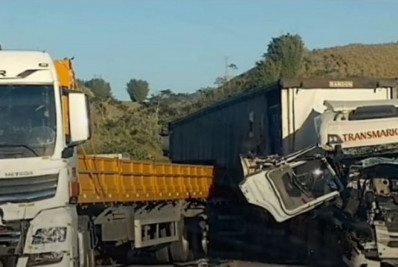 Acidente entre três carretas bloqueia BR-101 próximo a Macaé