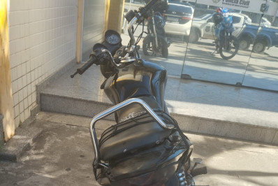 PM apreende moto clonada e prende dois em Rio das Ostras