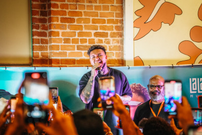 Suel faz apresentação surpresa em shopping para lançar projeto