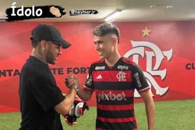 Luiz Araújo recebe parabéns de Neymar após gols em vitória do Flamengo