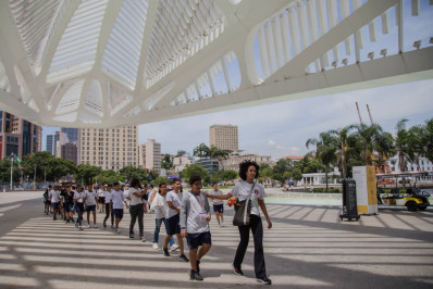 Uma viagem pelo mundo da arte: projeto 'leva' alunos a museus
