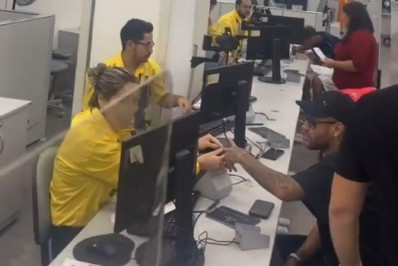 Vídeo: Neymar vai a shopping renovar carteira de motorista e é seguido por fãs
