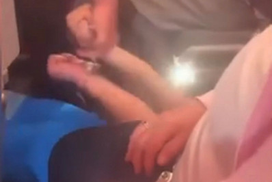 Vídeo: passageiro é algemado e arrastado por policiais ao ser retirado de voo