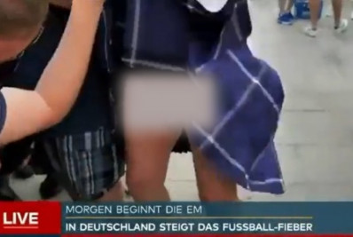 Torcedor escocês tem saia levantada durante entrevista e mostra partes íntimas ao vivo na TV