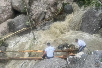 Deslizamentos na região do Himalaia deixam 10 mortos; milhares de turistas estão isolados