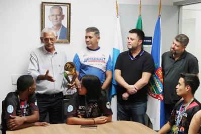 Medalhistas do Kickboxing são recebidos pelo prefeito de São Gonçalo