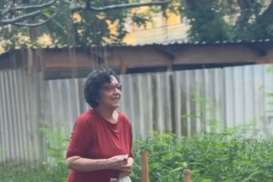 Cinzas da economista Maria da Conceição Tavares são depositadas em Ipê Branco no campus da UFRJ