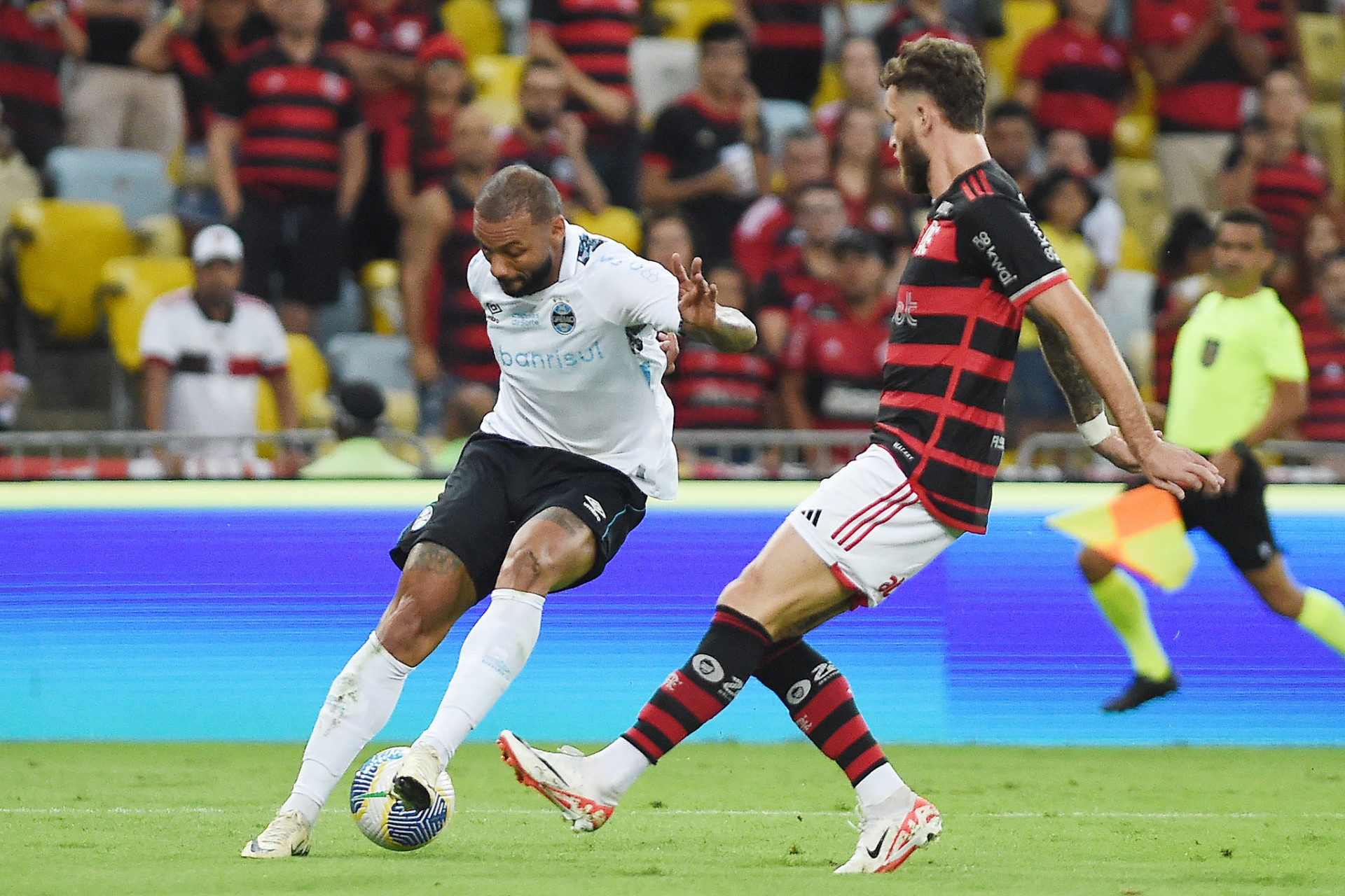 Léo Pereira, do Flamengo, atuou como lateral-esquerdo diante do Grêmio - Alexandre Durão / Grêmio FBPA