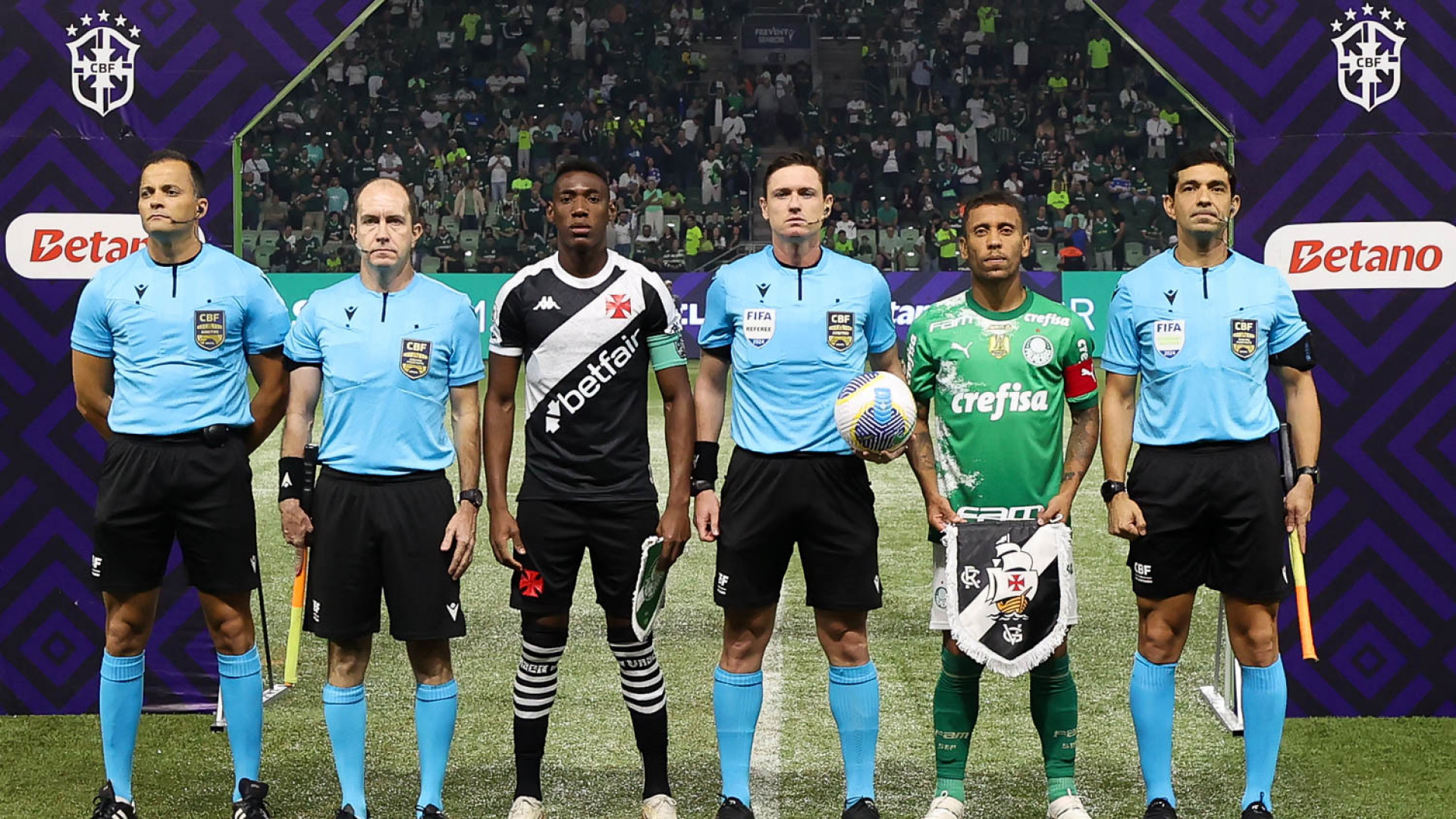 Foto pré-jogo com a arbitragem e os capitães de Palmeiras e Vasco - Cesar Greco/Palmeiras/by Canon