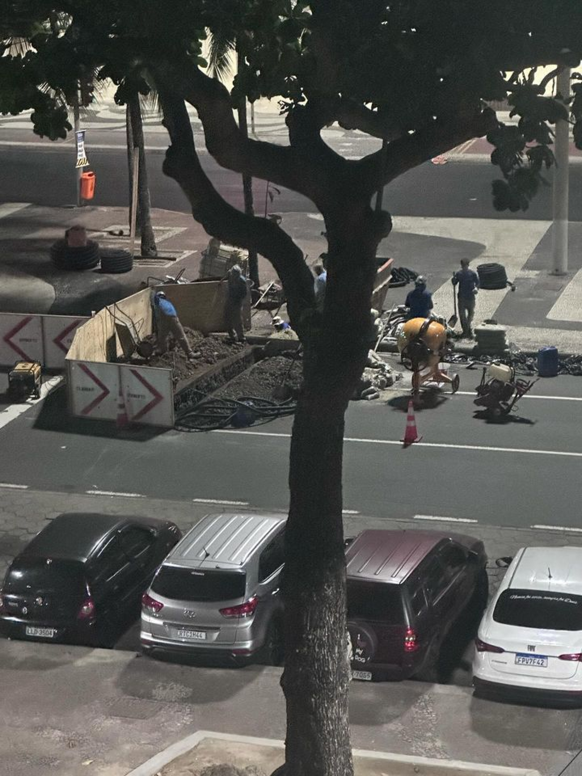 Perfuração no asfalto da Av. Atlântica, em Copacabana, tirou o sono de moradora - Arquivo pessoal