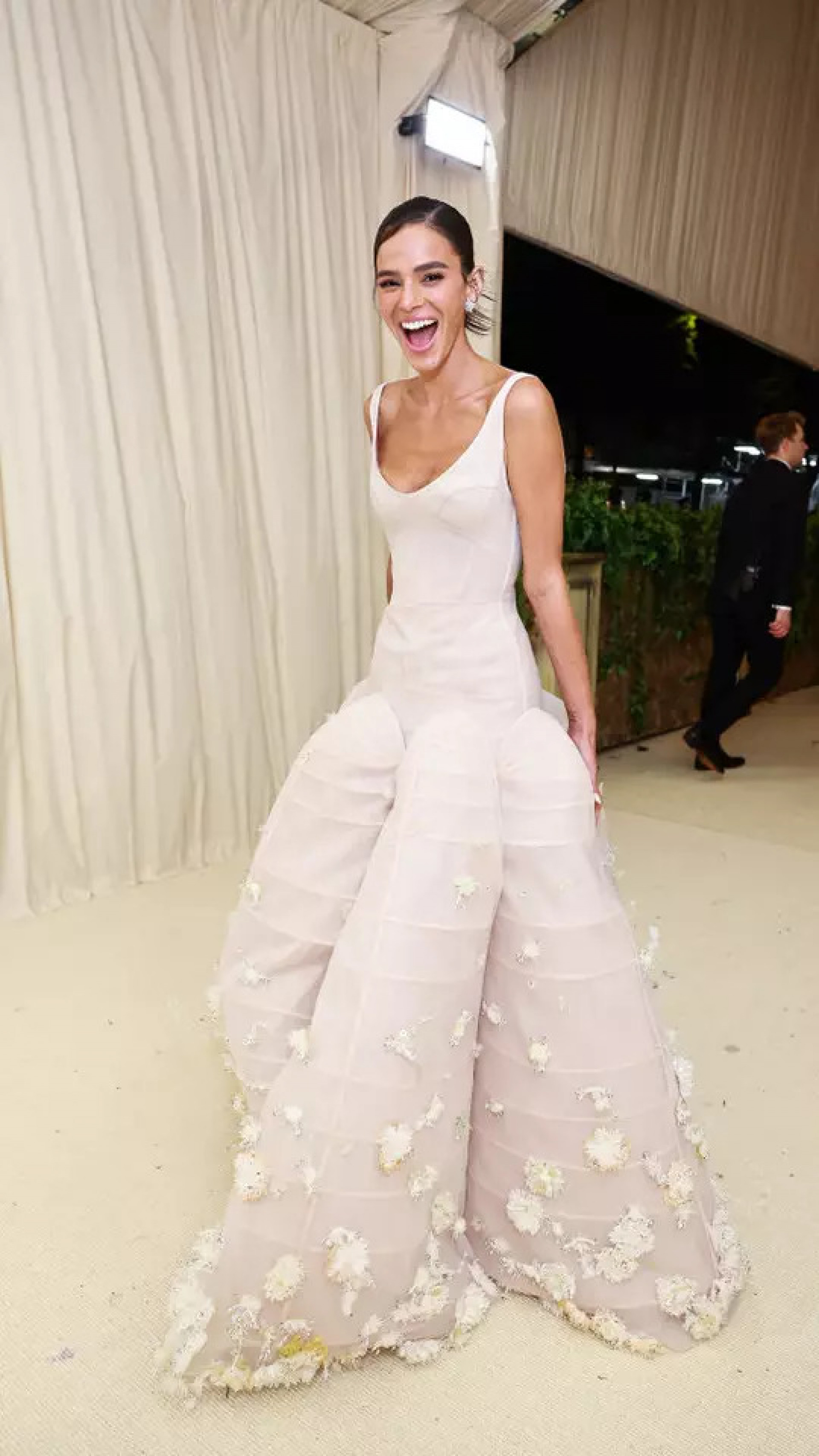 Vestido de Bruna Marquezine para o evento nos Estados Unidos