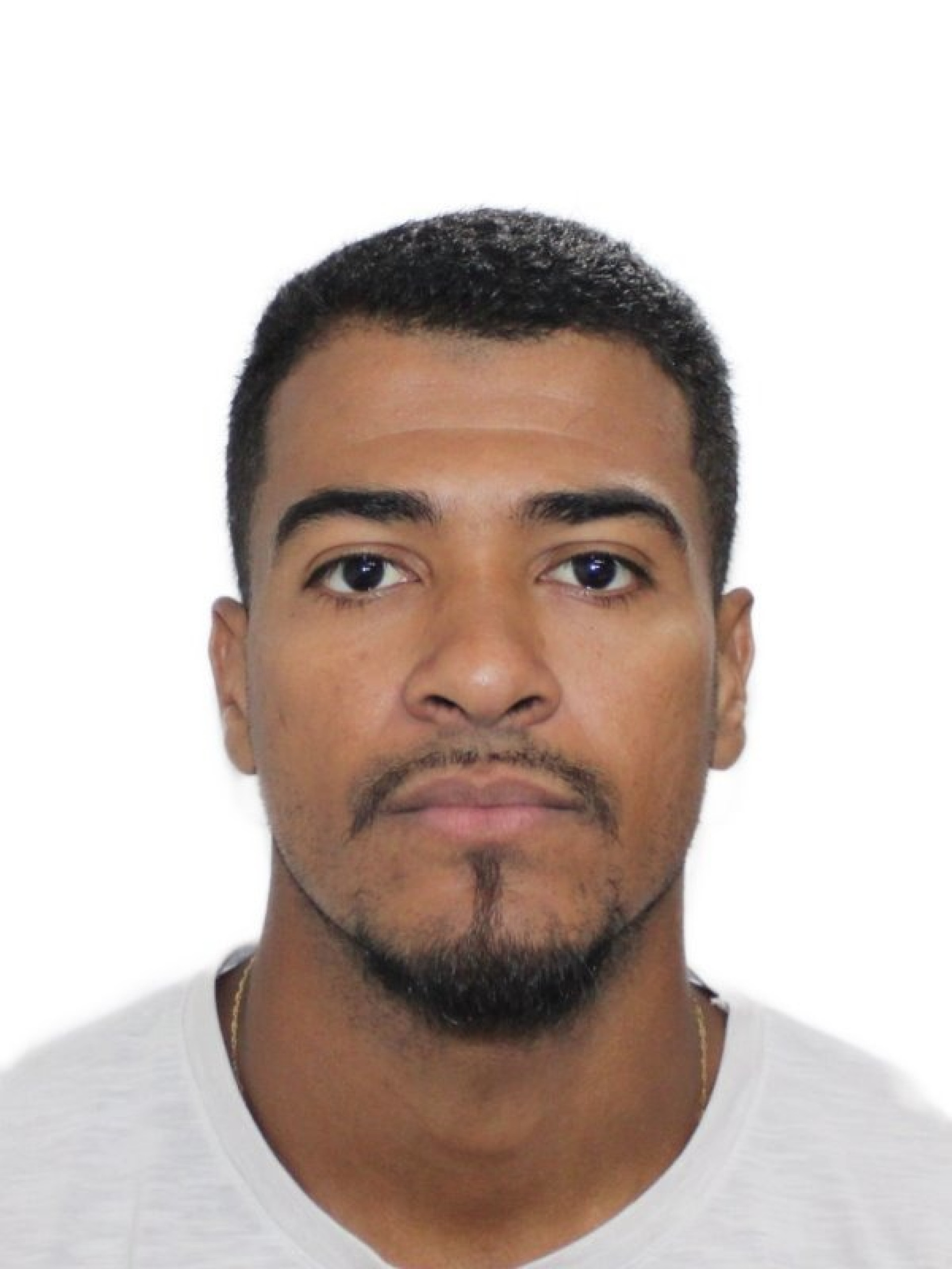 Carlos Vinicius Moreira dos Santos é procurado pelo homicídio do jovem Lyan Carlos