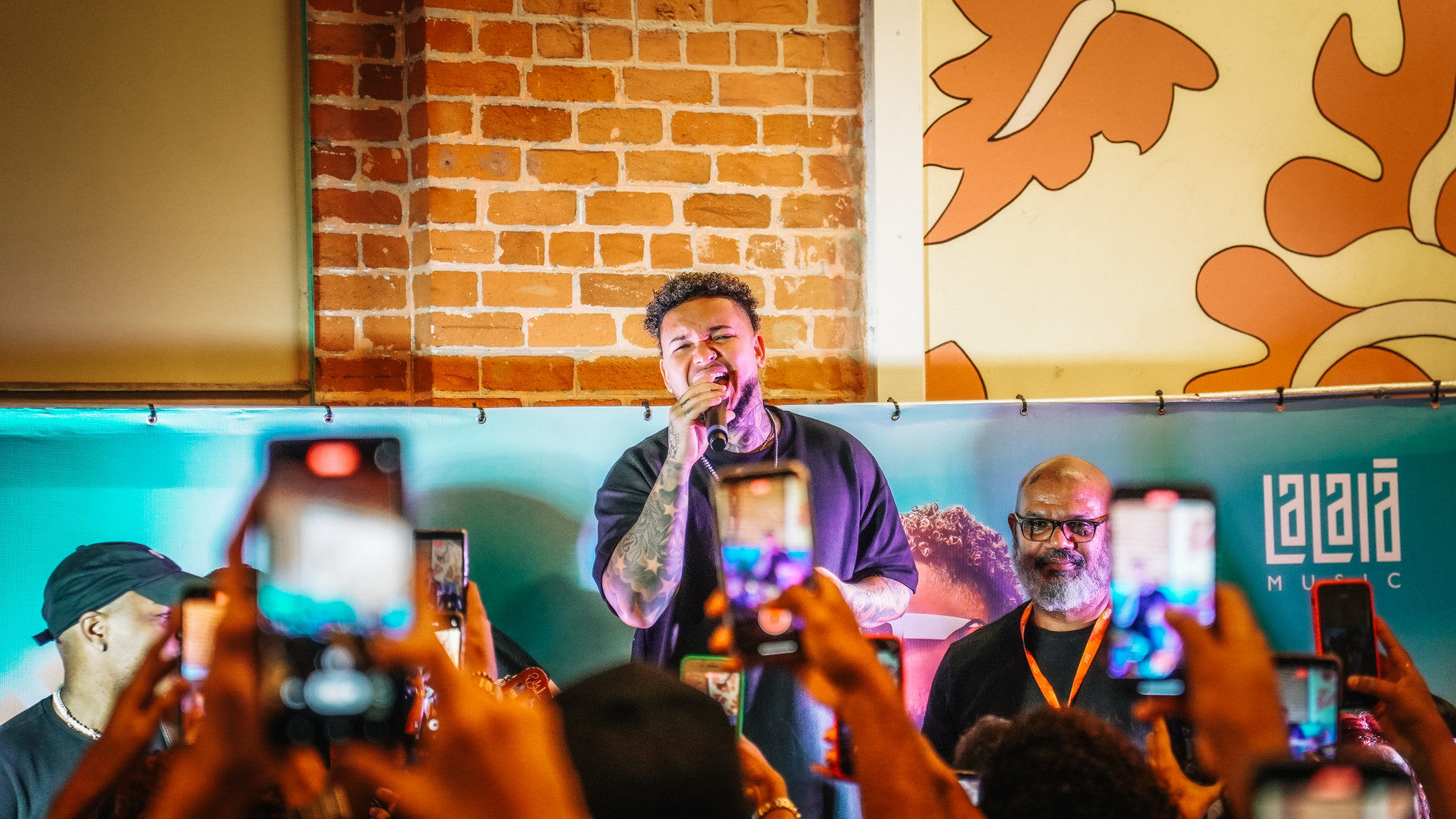 Suel transforma praça de alimentação de shopping em um karaokê - Divulgação