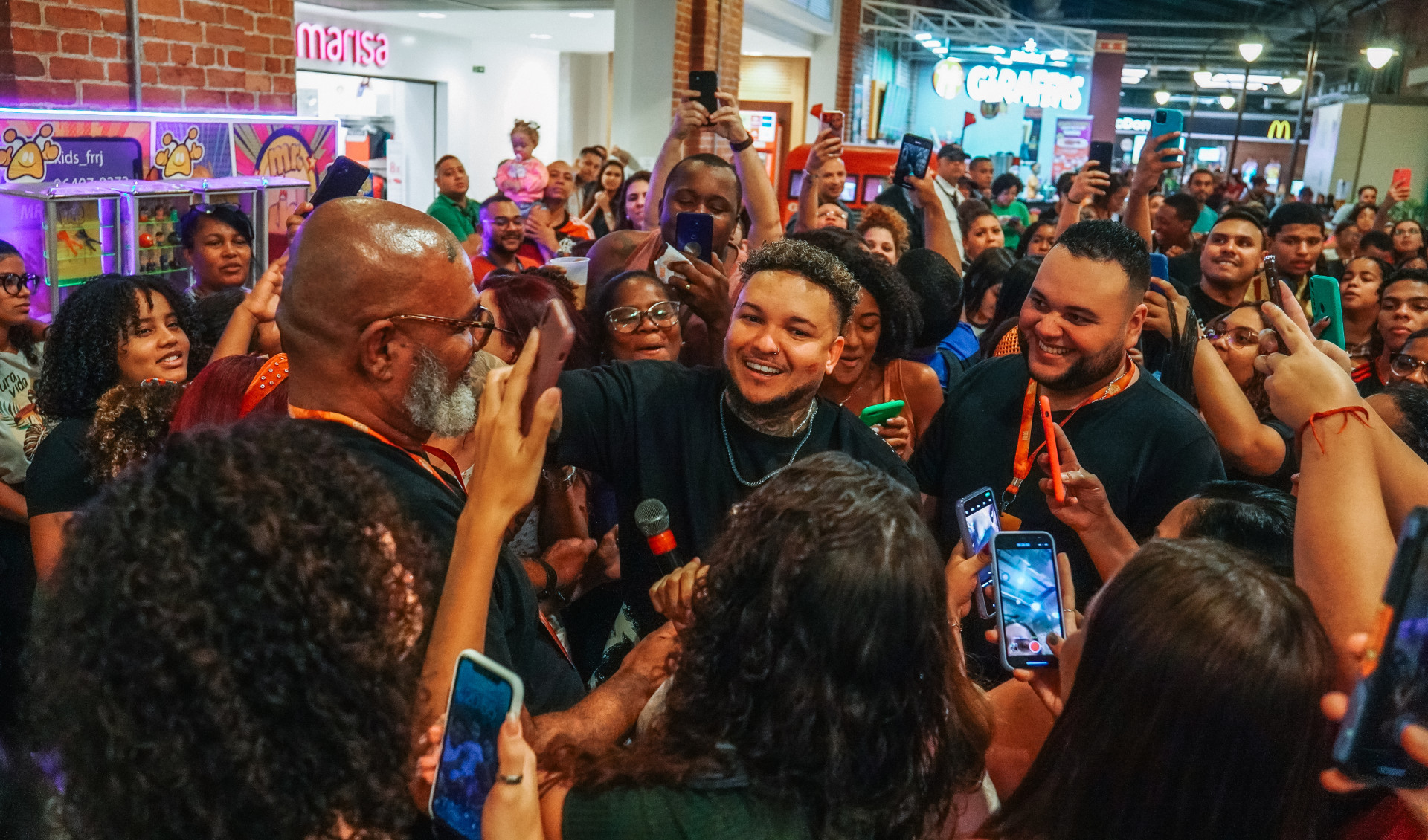 Suel tirando foto com os fãs - Divulgação
