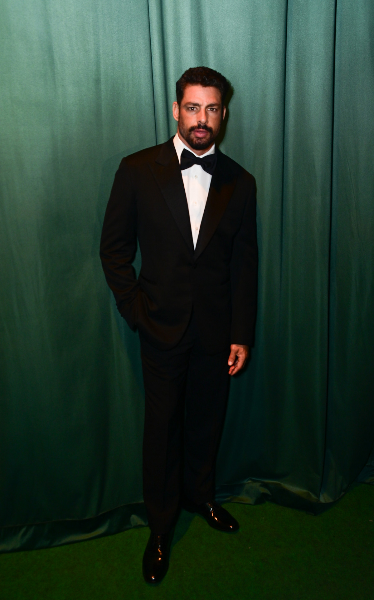 Cauã Reymond marca presença em luta de Anderson Silva e Chael Sonnen