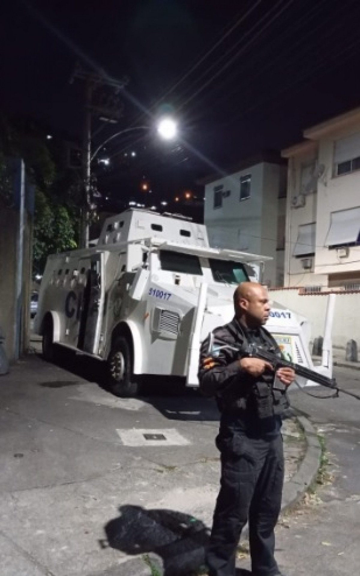 UPP reforça policiamento no Morro dos Macacos com apoio de veículos blindados - Divulgação/Polícia Militar